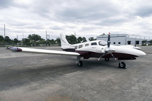 Piper PA-34-220T Seneca V 2003 - 4