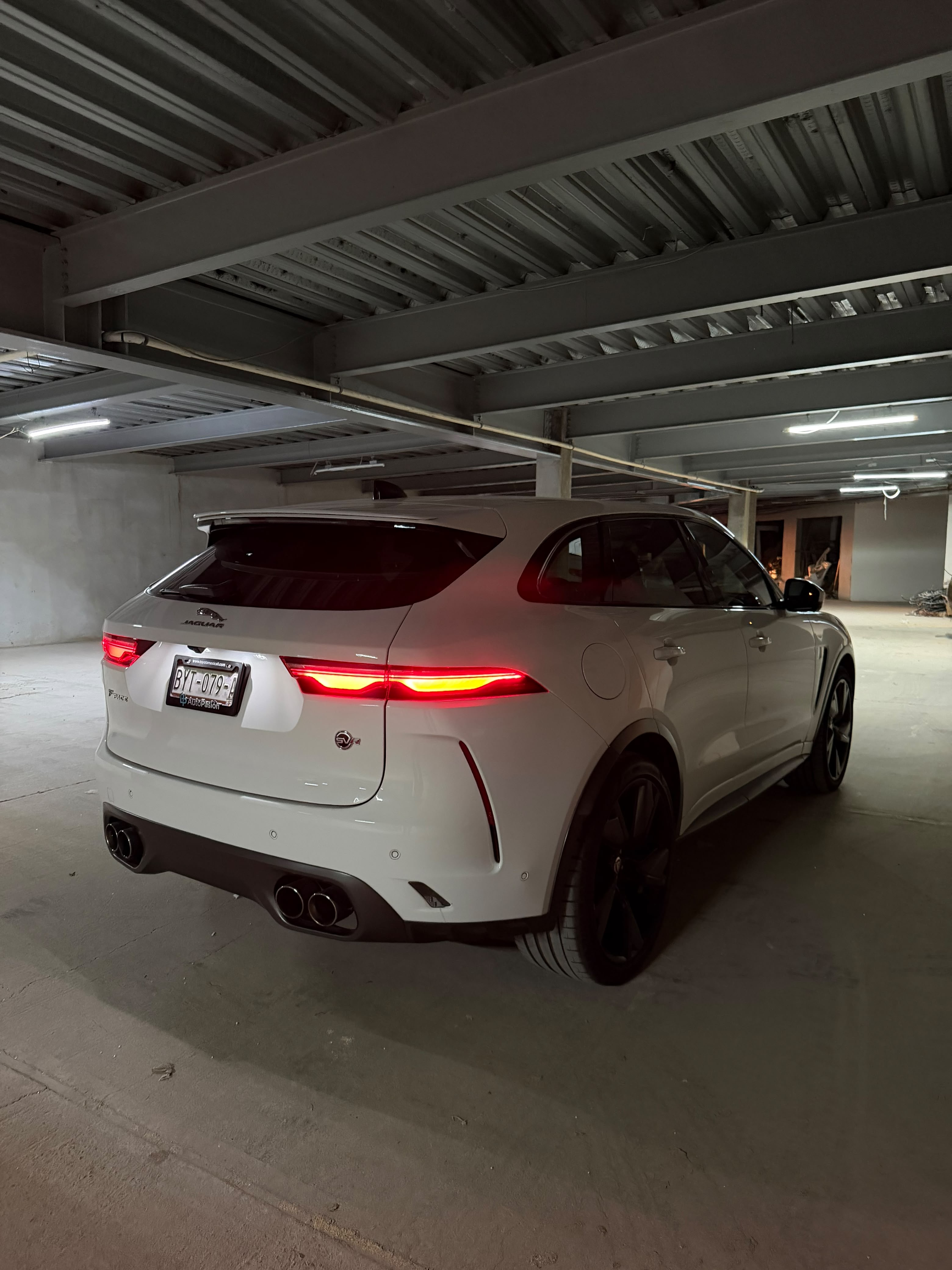Jaguar F-PACE SVR 2022 - 11