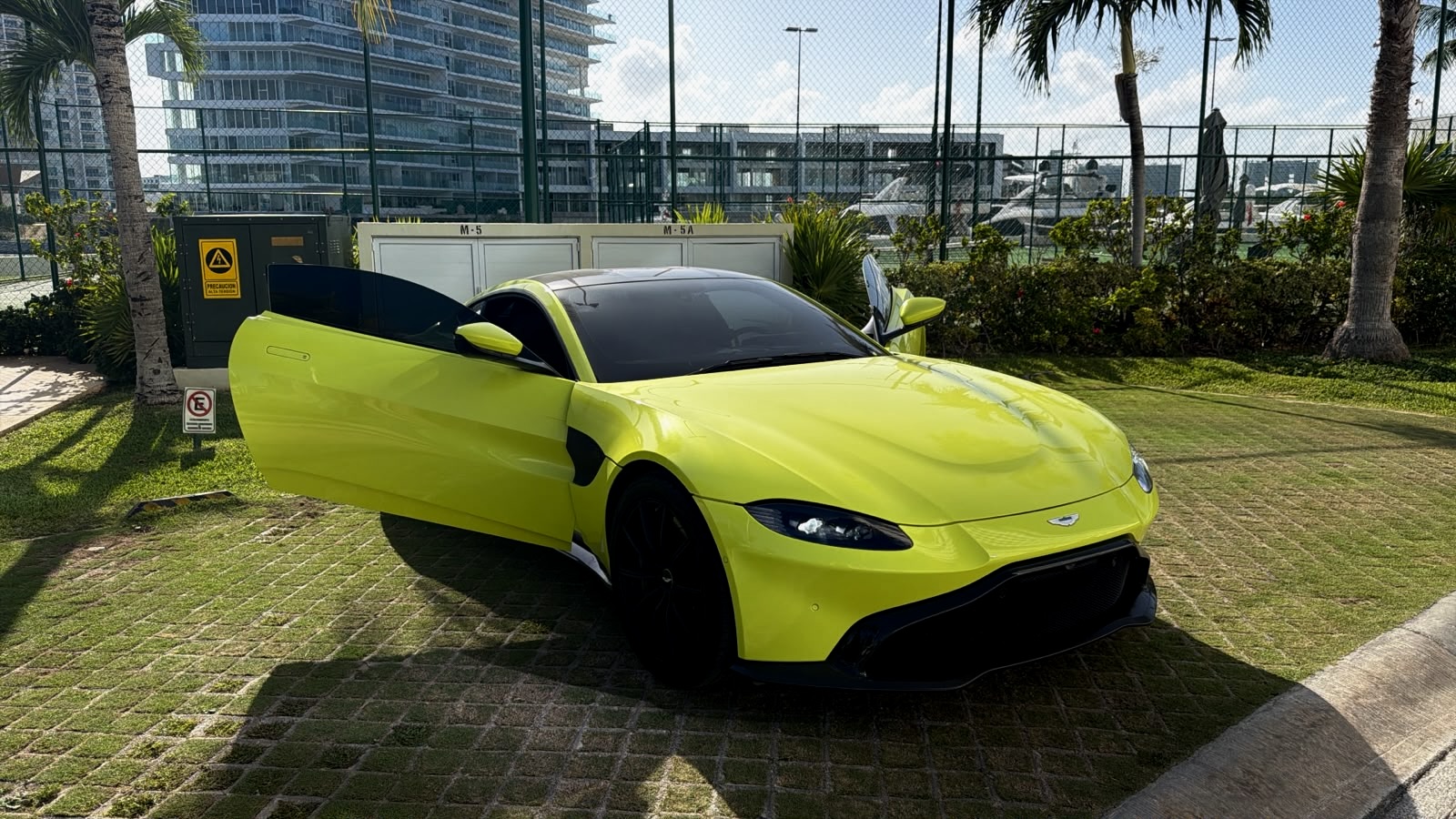 Aston Martin Vantage 2019 - 24