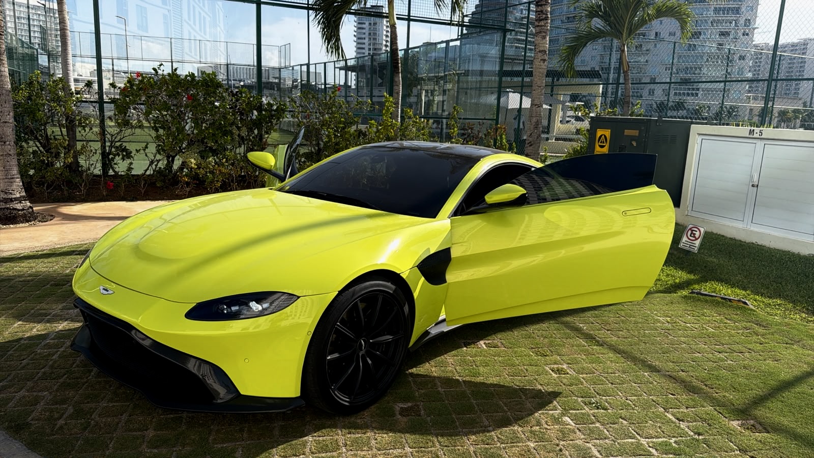 Aston Martin Vantage 2019 - 26